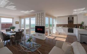 On The Beach Penthouse With Sea View - 3 Bedrooms - Roof Terrace - Spa, Sauna, Gym And Pool - Sleeps 6